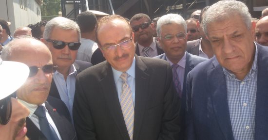 بالصور.. محلب والعصار يصلان محطة البساتين للصرف الصحى ببنى سويف