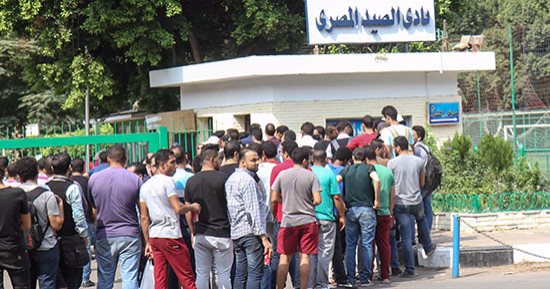  بالصور.. تذاكر مصر و الكونغو تصل لــ150 جنيها بالسوق السوداء أمام نادى الصيد