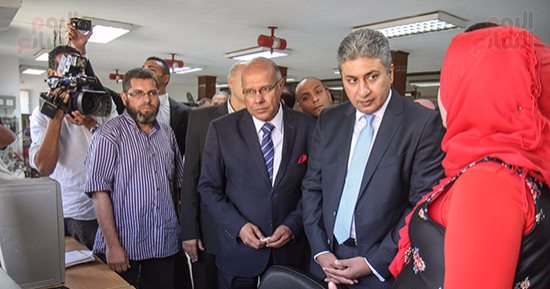 بالصور.. وزير الطيران المدنى يتفقد هيئة الأرصاد الجوية لبحث الاستعداد للسيول