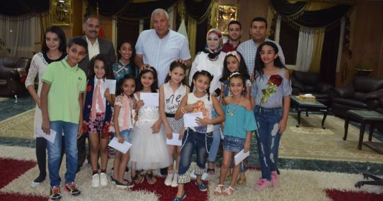 بالصور..محافظ الوادى الجديد يكرم ملكات جمال البلح ضمن احتفالات العيد القومى