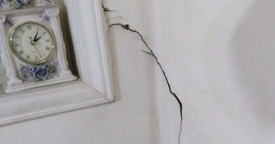 أعمال بناء عمارات البترول فى الزيتون تهدد المنازل المجاورة له بالانهيار والسكان يستغيثون