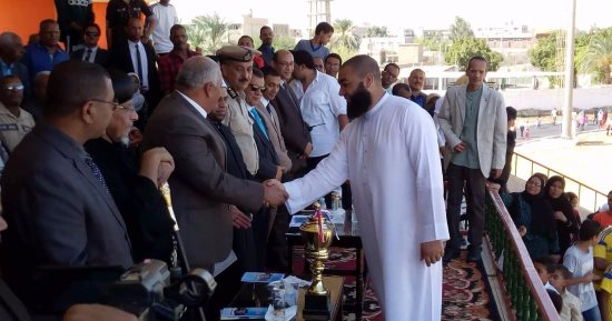 بالصور.. محافظ الوادى الجديد يكرم الفائزين فى فعاليات العيد القومى 