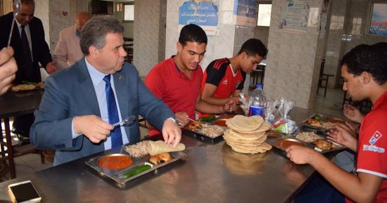 رئيس جامعة بنها يتفقد المدن الجامعية ويتناول الغذاء وسط الطلاب