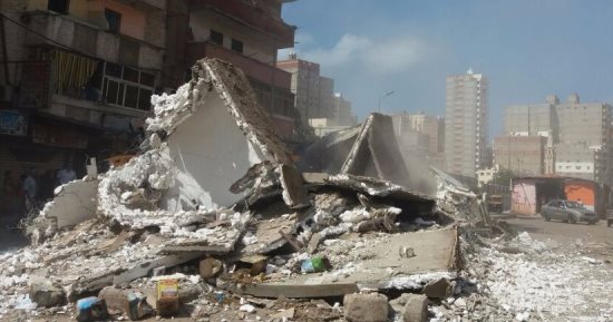 بالصور ..إزالة ١٤ باكية للباعة الجائلين لتعديها على الصرف الصحى بالاسكندرية