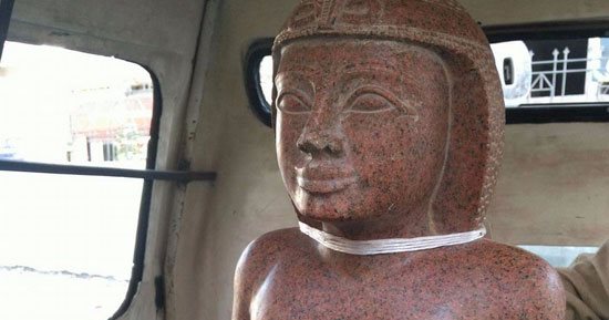 بالصور.. ضبط عامل زراعى بحوزته 9 قطع أثرية و140 ألف جنيه فى البحيرة