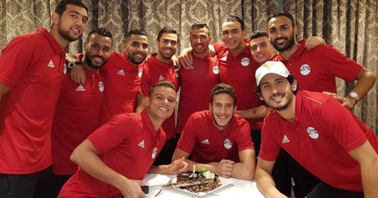 بالصور.. لاعبو المنتخب يحتفلون بعيد ميلاد تريزيجيه 