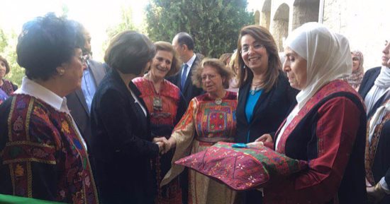 بالصور.. غادة والى تفتتح معرض التراث الفلسطينى لدعم الدراسة الجامعية بفلسطين