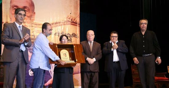 بالصور.. سميرة عبد العزيز تتسلم درع تكريم الراحل محفوظ عبد الرحمن
