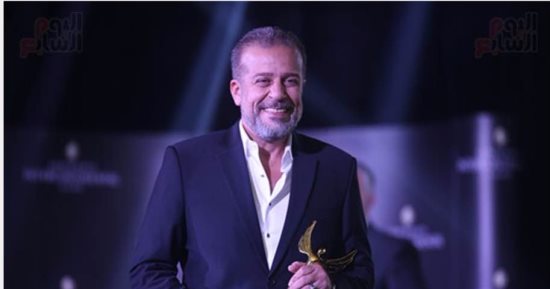 كيف احتفل شريف منير بتكريمه من مهرجان الفضائيات عن مسلسل "الزيبق"؟