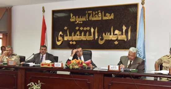 محافظ أسيوط يوجه بإزالة الإشغالات ونقل الباعة الجائلين للأماكن المخصصة لهم