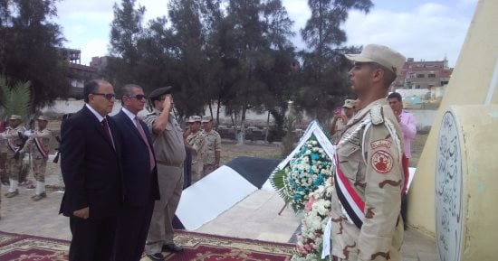 بالصور.. محافظ ومدير أمن كفر الشيخ يضعان إكليل زهور على النصب التذكارى بسخا