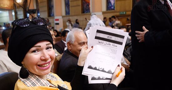 صور.. الآلاف يشاركون بمؤتمر حب الوطن بسوهاج ويوقعون استمارة علشان تبنيها