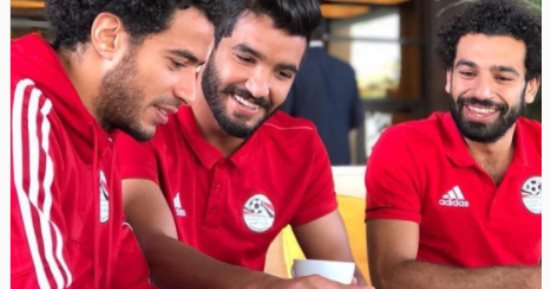 محمد صلاح ينشر صورة له مع عمر جابر وصالح جمعة قبل مباراة الكونغو