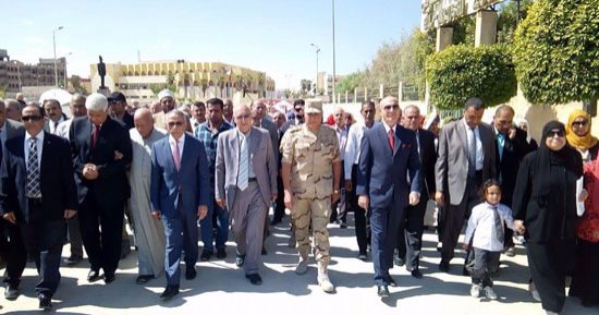 محافظ شمال سيناء يضع إكليلا من الزهور على قبر الجندى المجهول