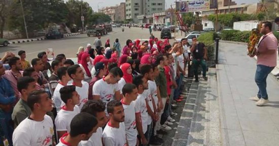 طلاب "من أجل مصر" بجامعة الزقازيق يضعون الزهور على قبر الجندى المجهول