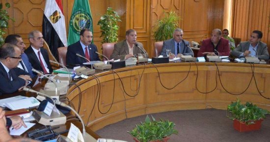 محافظ الإسماعيلية يستعرض سبل تفعيل آليات خدمات المواطنين