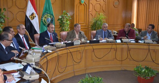 محافظ الإسماعيلية ومدير الشكاوى بمجلس الوزراء يستعرضان تفعيل آليات خدمات المواطنين