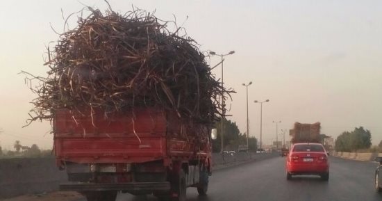 قارئ يرصد سير سيارة نصف نقل بحمولات زائدة على طريق بنها الزراعى