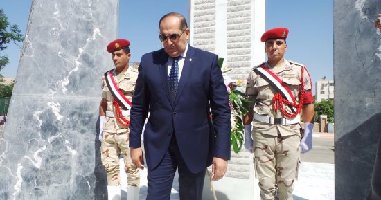 محافظ سوهاج ومدير الأمن يضعان إكليلاً من الزهور على النصب التذكارى  