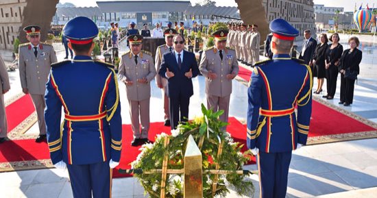 بالفيديو..السيسي يضع أكاليل زهور على قبر الزعيمين أنور السادات وجمال عبد الناصر