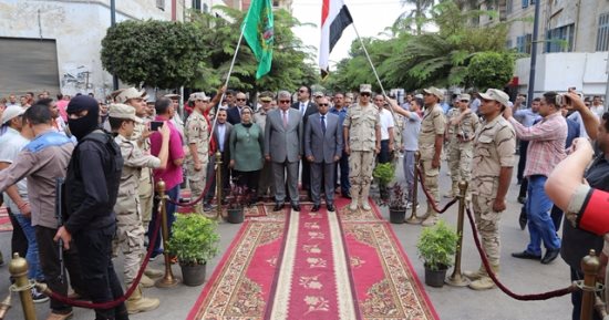 محافظ المنوفية ومدير الأمن يضعان إكليلا من الزهور على النصب التذكارى