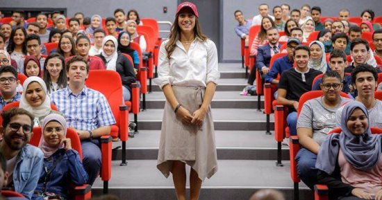 بالصور.. فريدة عثمان تتحدث مع طلاب إحدى الجامعات الخاصة حول رحلتها الرياضية