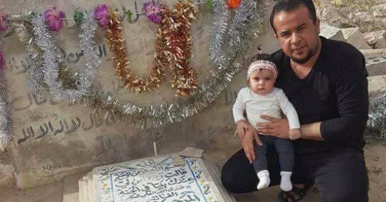 الحب الحقيقى.. أب يحتفل بالعيد الأول لميلاد ابنته فى المقابر بعد وفاة زوجته