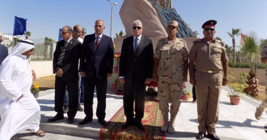 بالصور.. محافظ جنوب سيناء يضع إكليل من الزهور على النصب التذكارى