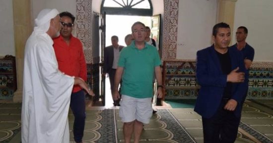 سفير بريطانيا بالجزائر يثير أزمة لزيارة مسجد بـ"شورت" ونشطاء: لا يحترم الإسلام