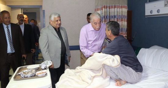 بالصور ..محافظ جنوب سيناء يطمئن على الحالة الصحية لرئيس المباحث الجنائية      