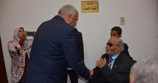 محافظ الوادى الجديد يكرم أسر الشهداء ومصابى العمليات العسكرية