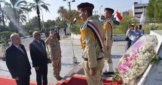 محافظ الوادى الجديد يضع إكليل الزهور على النصب التذكارى للجندى المجهول
