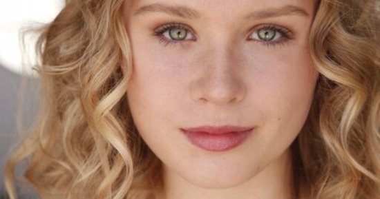 اليزا سكانلين تتعاقد على مسلسل الدراما والإثارة Sharp Objects
