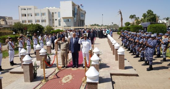 بالصور محافظ البحر الأحمر يضع إكليل الزهور على قبر الجندى المجهول