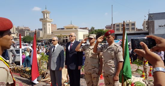 محافظ القليوبية ومدير الأمن يضعان إكليل الزهور على النصب التذكارى بينها
