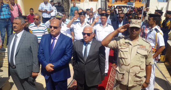 محافظ بورسعيد يضع إكليل زهور على قبر الجندى المجهول بذكرى انتصارات أكتوبر