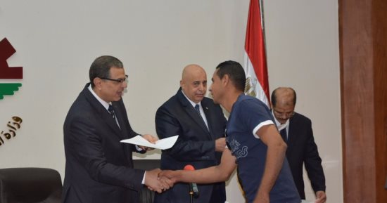 بالصور.. وزير القوى العاملة يسلم 194 عقد عمل فى ذكرى انتصارات أكتوبر