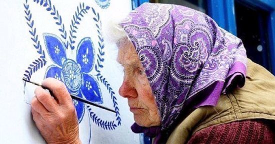 مواهب ما بعد الـ 90.. عجوز حولت مدينتها للوحة فنية بريشتها 