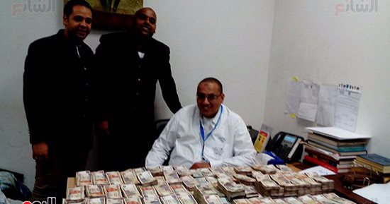 بالصور.. جمارك برج العرب تضبط محاولة تهريب مليون و252 ألف جنيه فى حقيبة مسافر