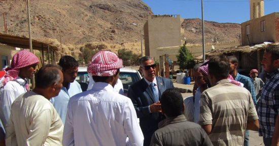 بالصور.. رئيس مدينة ابورديس يخصص سيارة لنقل الخبز إلى الوديان يوميًا