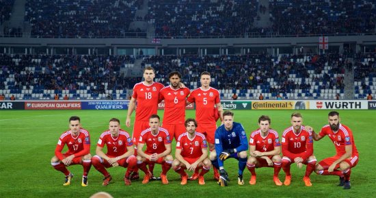 "وقفة" غير تقليدية لمنتخب ويلز تخطف الأنظار