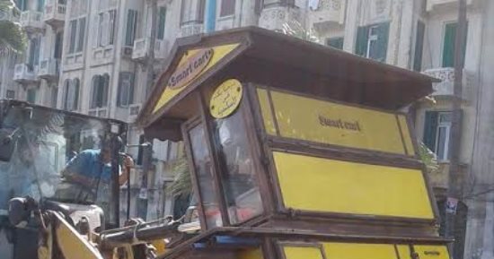 حملة لإزالة العربات الخشبية من كورنيش حى الجمرك بالإسكندرية