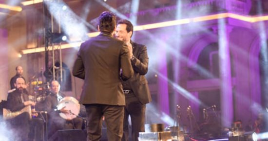 تامر حسنى وماجد المصرى يقدمان "مكس" من أغنيات العندليب فى حفل نجوم العرب