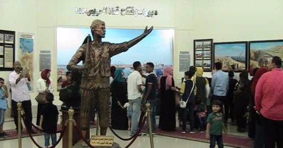 بالصور.. المئات يزورون المتحف الحربى ببورسعيد احتفالا بذكرى نصر أكتوبر
