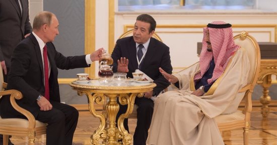 صورة  اليوم.. بوتين يصب الشاى للملك سلمان احتفاء بزيارته لموسكو