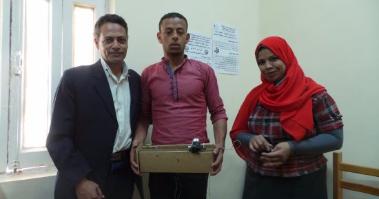 شاهد.. شاب بسوهاج من ذوى الاحتياجات يبتكر ماكينة لفرز القمامة آليا