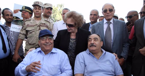 بالصور.. المحتفلون بنصر أكتوبر يرفعون علم مصر ويرددون "تحيا مصر"