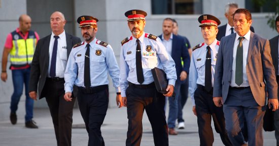 بالصور.. قائد شرطة كتالونيا يمثل أمام القضاء فى مدريد بتهمة "إثارة الفتنة"