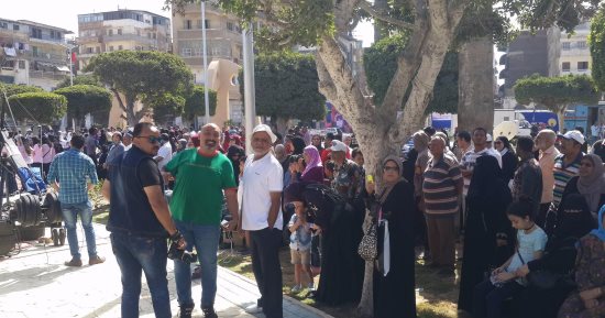 بالصور.. تجمع العشرات من الأهالى فى حديقة سعد زغلول ببورسعيد قبيل افتتاحها