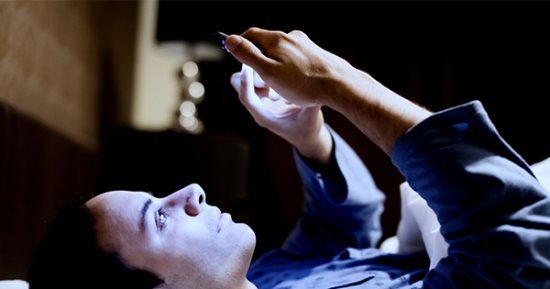 القراءة من الأيباد ليلا من أهم أسباب تأخر الإنجاب